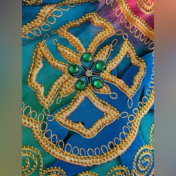 Colorful embroidered dress, vibrant patterns, long sleeves, jewel detail. - Picture 4 of 8